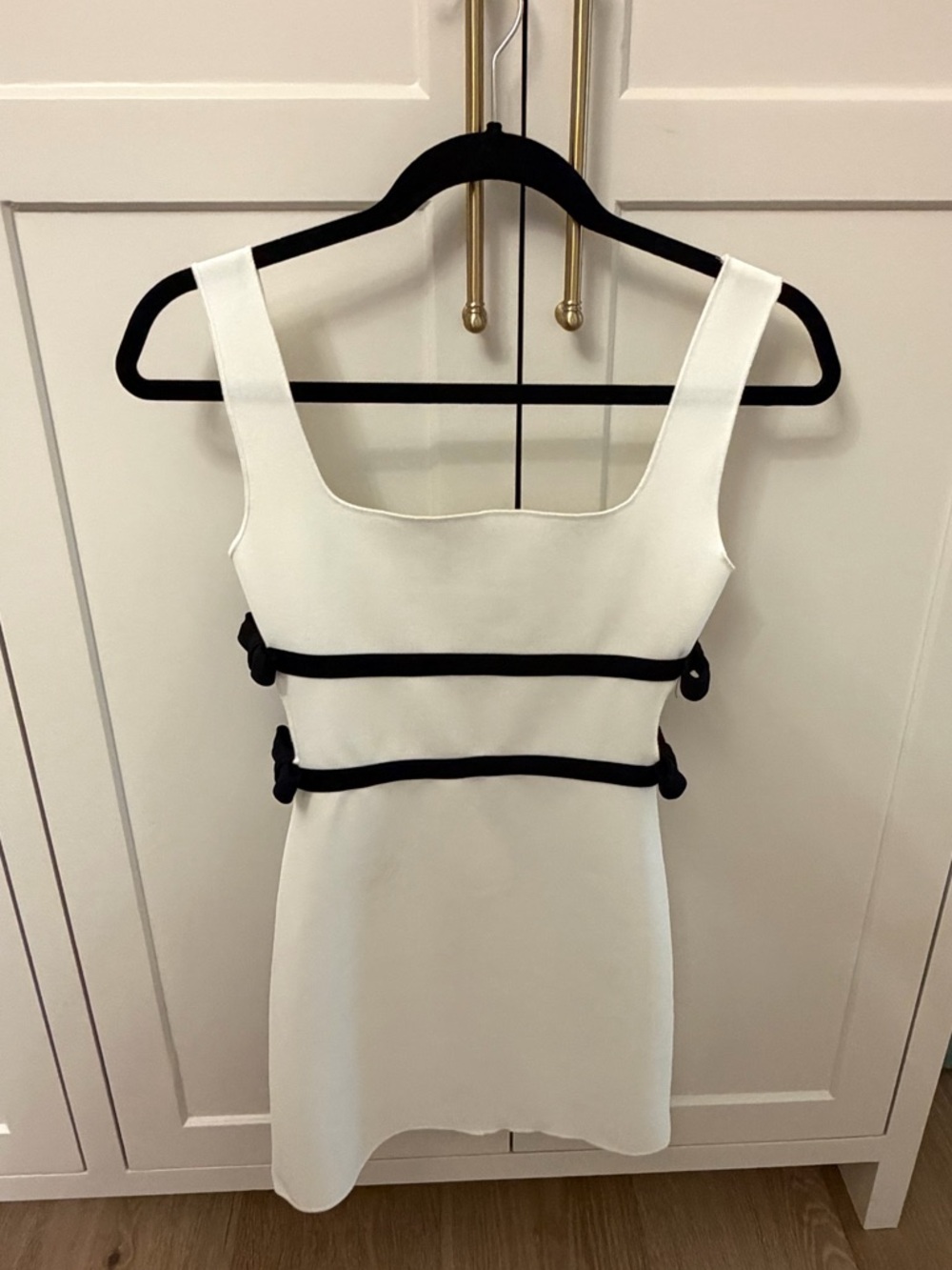 NET Zara White Mini Dress with Black Trim - Picture 2 of 6